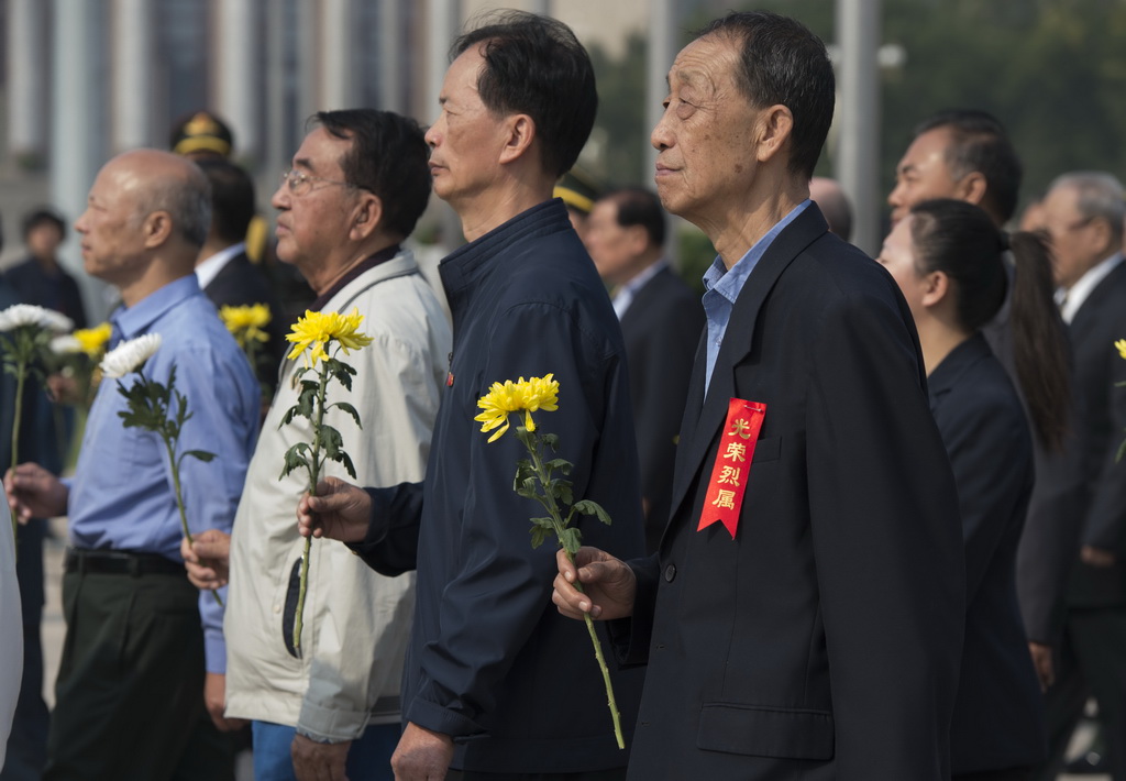 9月30日，烈士纪念日向人民英雄敬献花篮仪式在北京天安门广场隆重举行。 新华社记者 谢环驰 摄