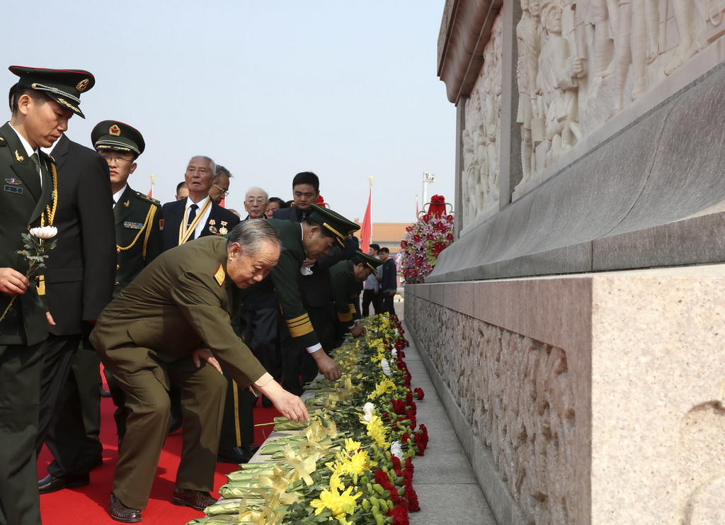 9月30日，烈士纪念日向人民英雄敬献花篮仪式在北京天安门广场隆重举行。  新华社记者 庞兴雷 摄