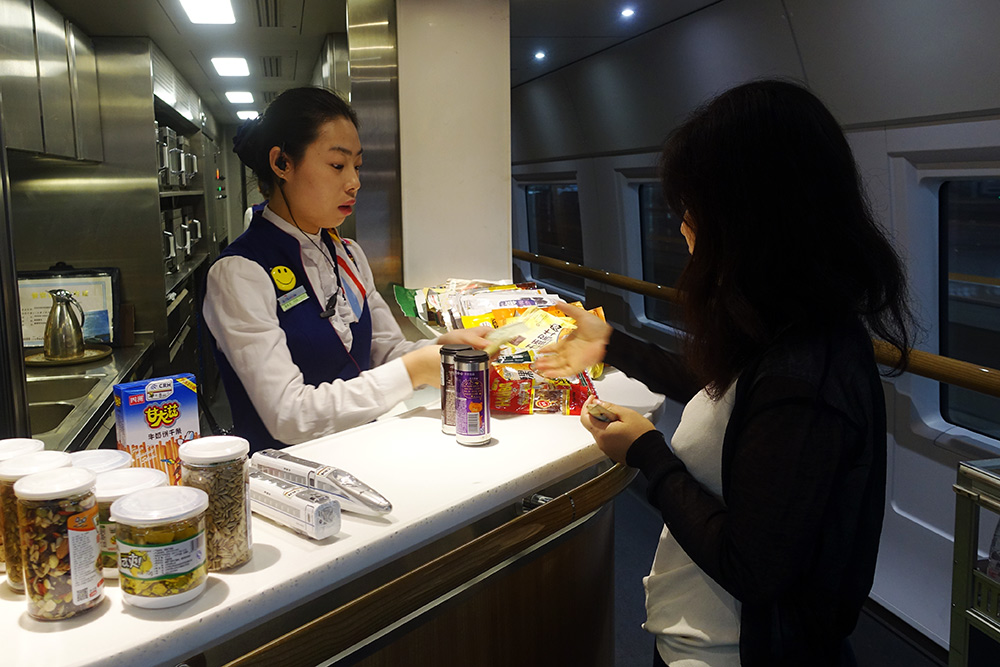 10月6日,在上海至北京的G7高铁上,餐车服务员