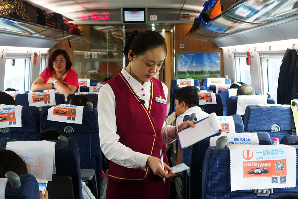 10月6日,在上海至北京的G7高铁上,乘务员正在
