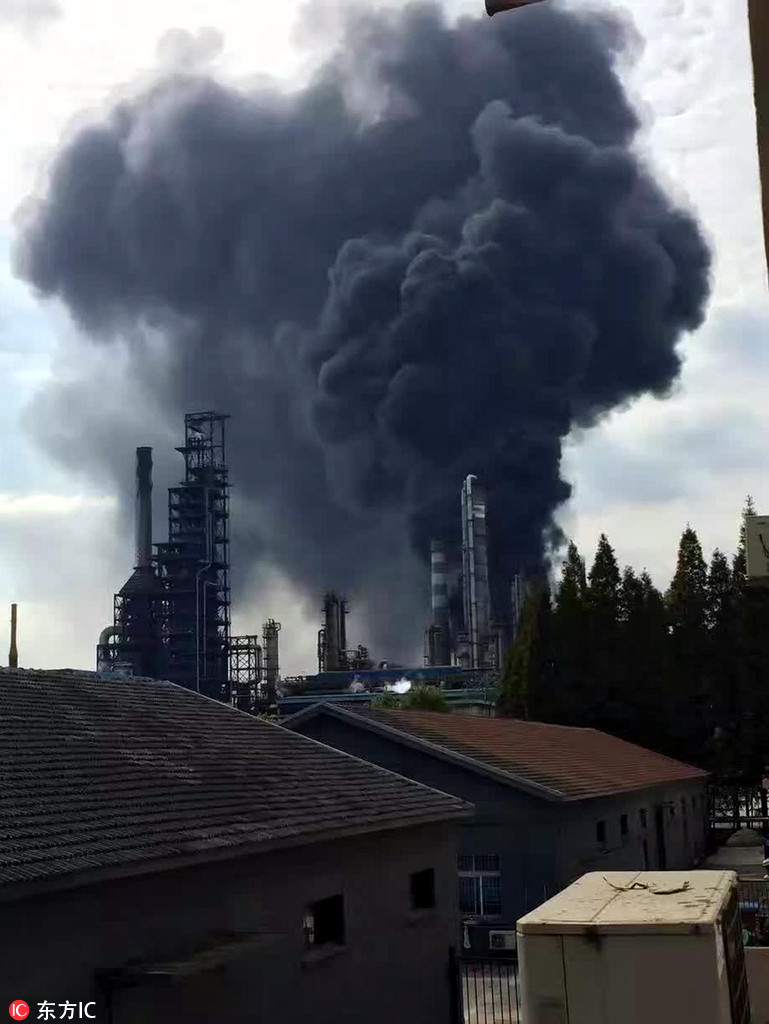 南京金陵石化炼油厂发生爆炸 现场腾起大量黑