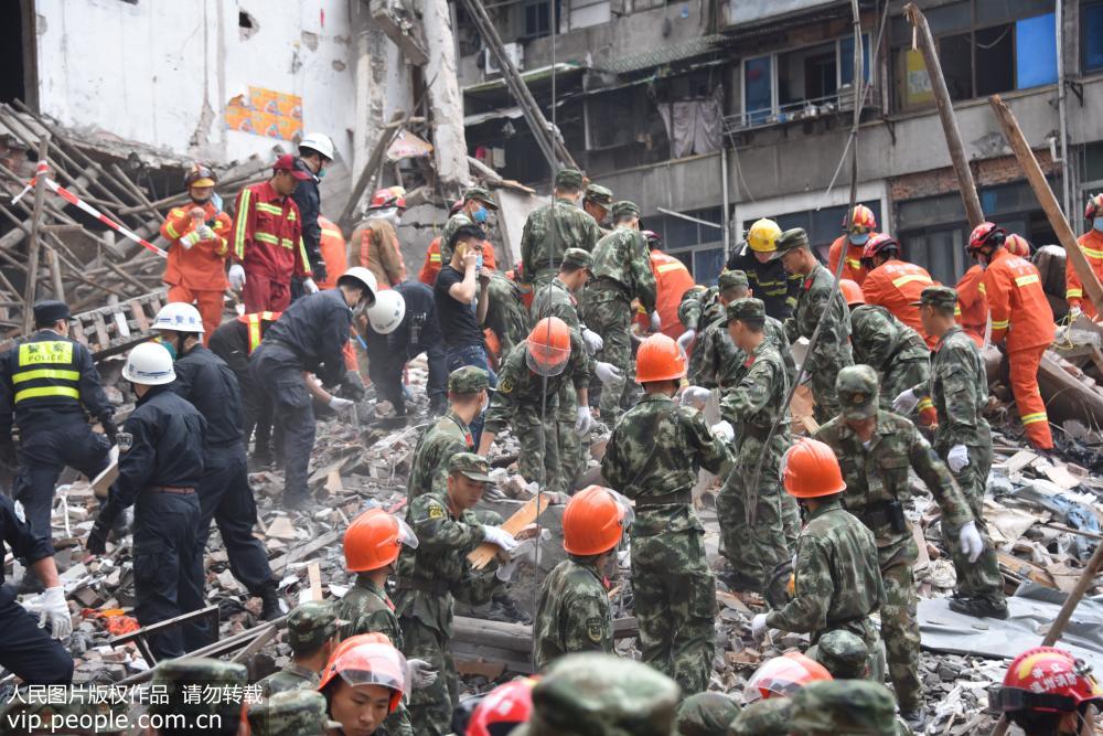 温州3栋5层高的楼房凌晨突然倒塌  武警消防投入救援