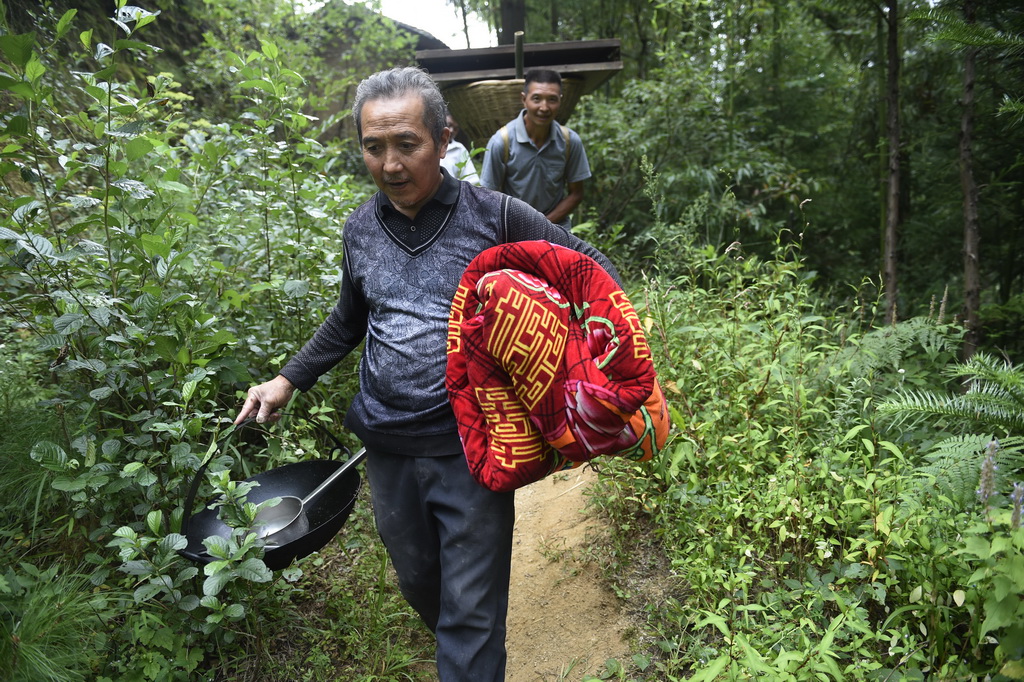 中国贫困山区人口_...孩子们蹲在简陋的校舍旁吃饭.中国90%的贫困人口集中于农