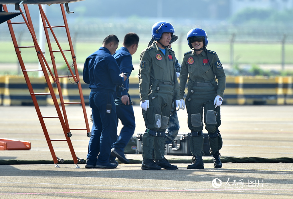 庆祝人民空军建军75载