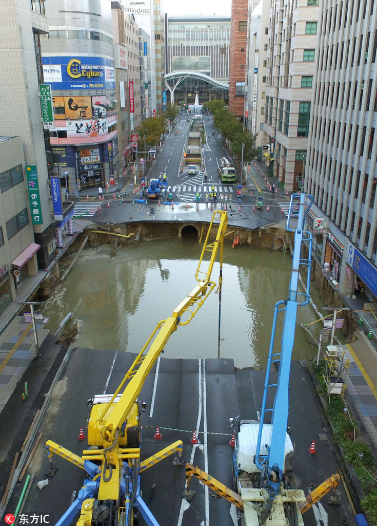 日本福冈市公路塌陷现巨坑 修复工程进行中