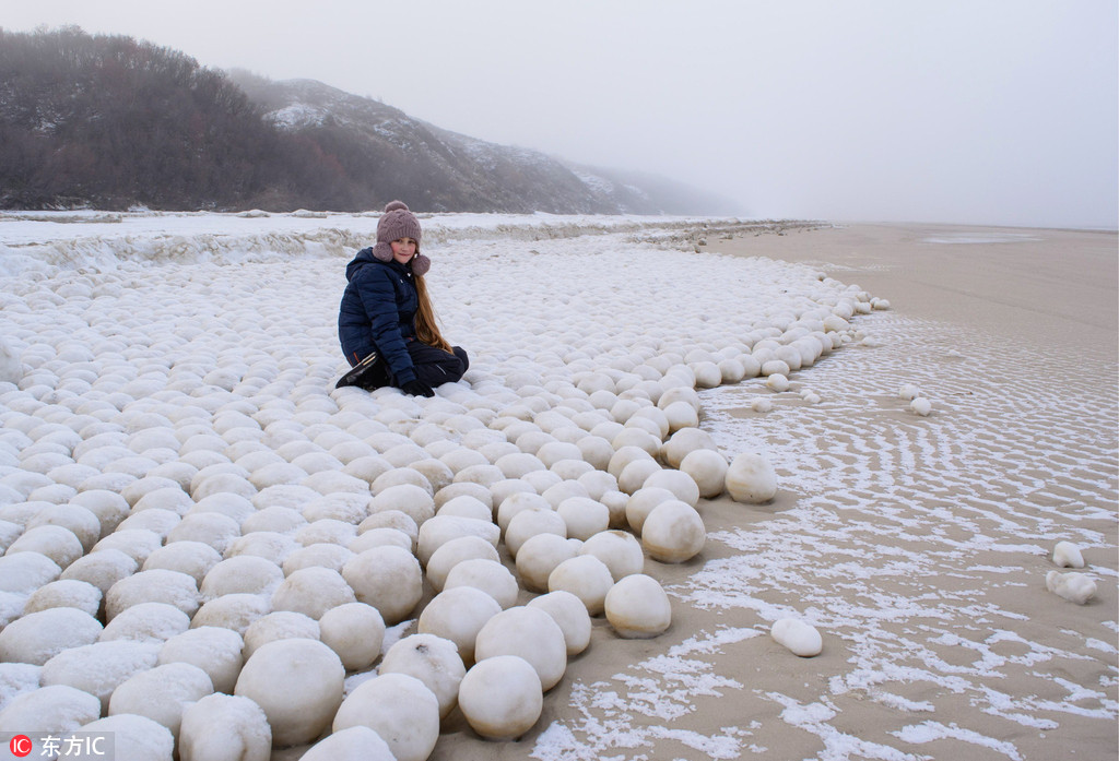俄罗斯海滩出现大批神秘雪球 好像一颗颗大汤