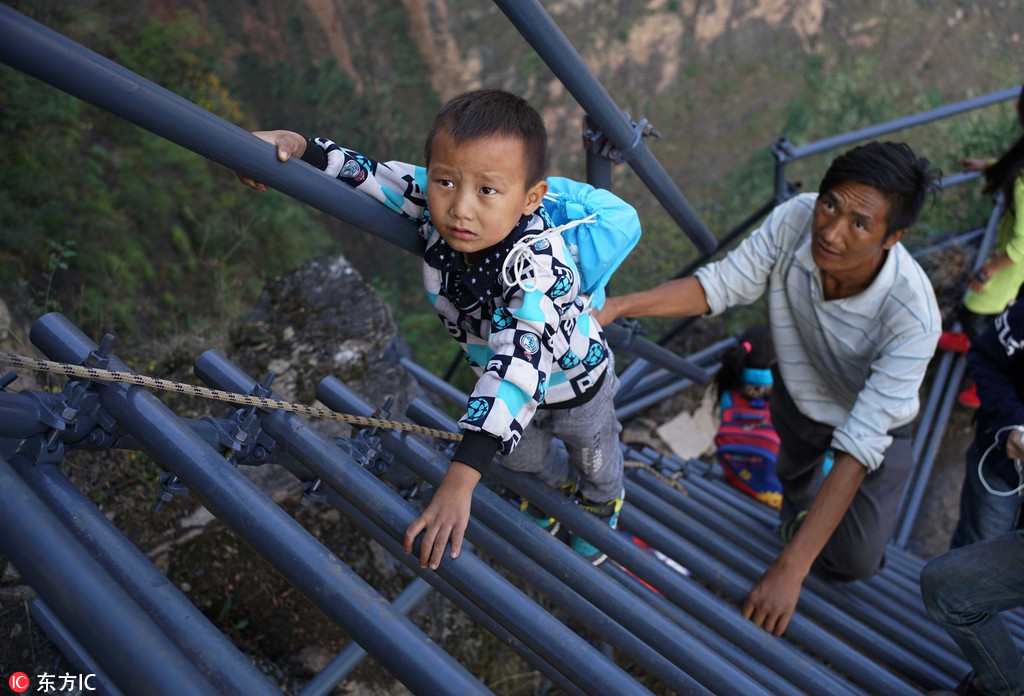 四川悬崖村新天梯修缮完成 孩子们能平安回家