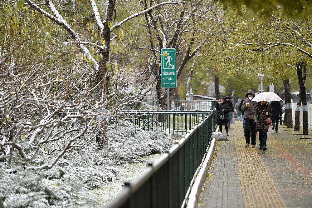 北京迎来今冬初雪城市变得银装素裹12