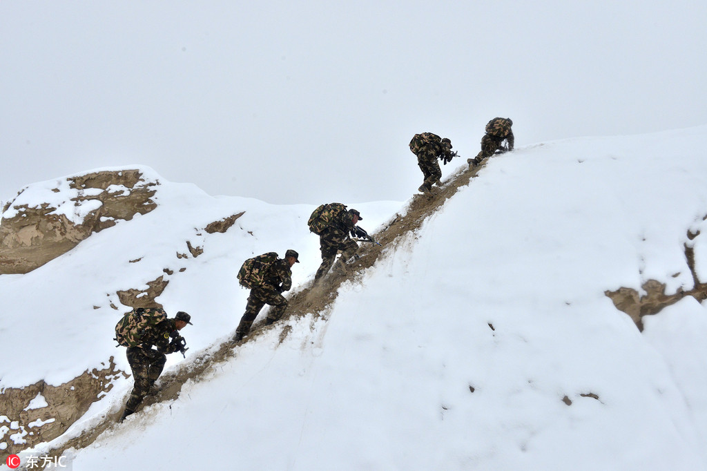 新疆武警边防新兵深山长途拉练 风雪砥砺磨练意志