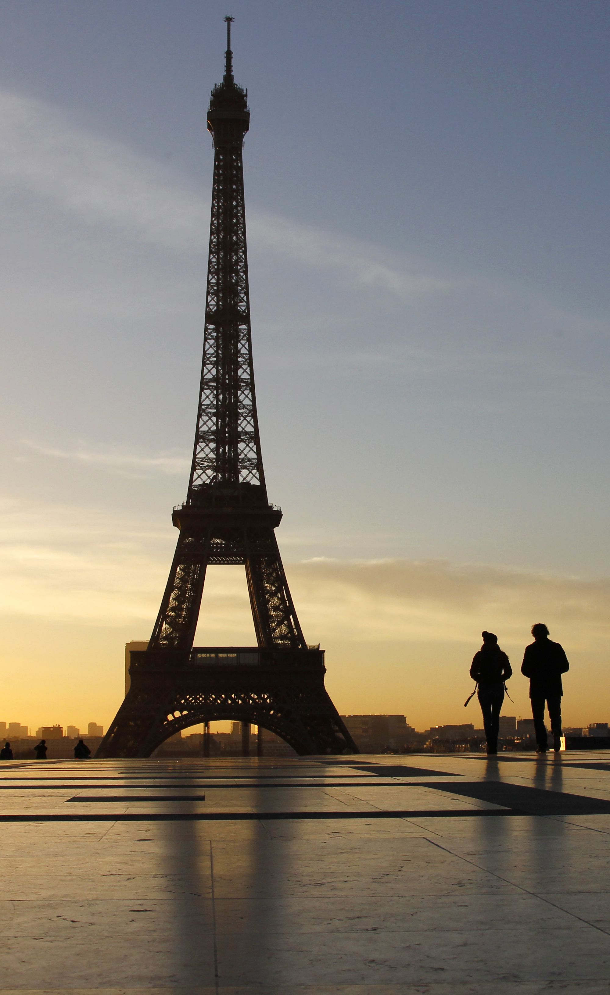 巴黎埃菲尔铁塔一段旧楼梯拍出52万欧元