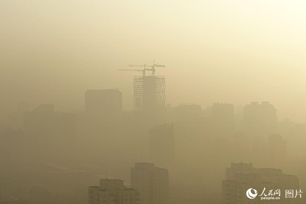 1月4日8时许，北京CBD被雾霾笼罩。