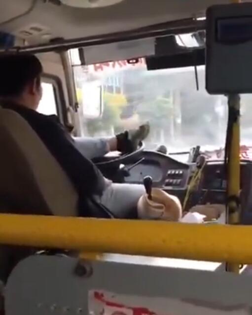 廣東一公交司機“用腳開車”已被警方控制【4】