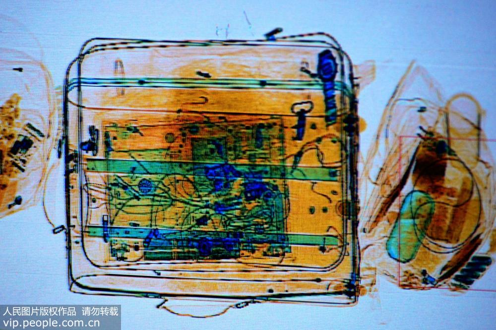 1月13日，山东青岛黄岛汽车总站，X光行李检查机上显示旅客行李中携带的笔记本电脑。