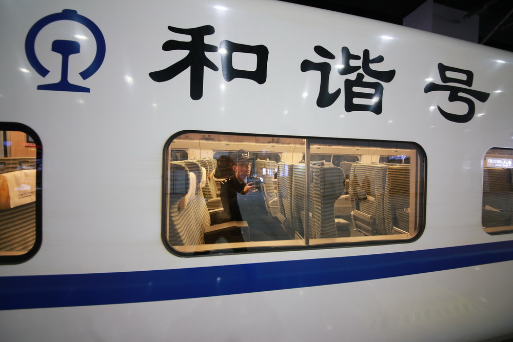 2017��01��13�գ����죬�����챱վ���㳡�ȱ����������ڣ����쳵�����泵��еʦ��С���ڶ��ȱ����������ڽ��м�顣