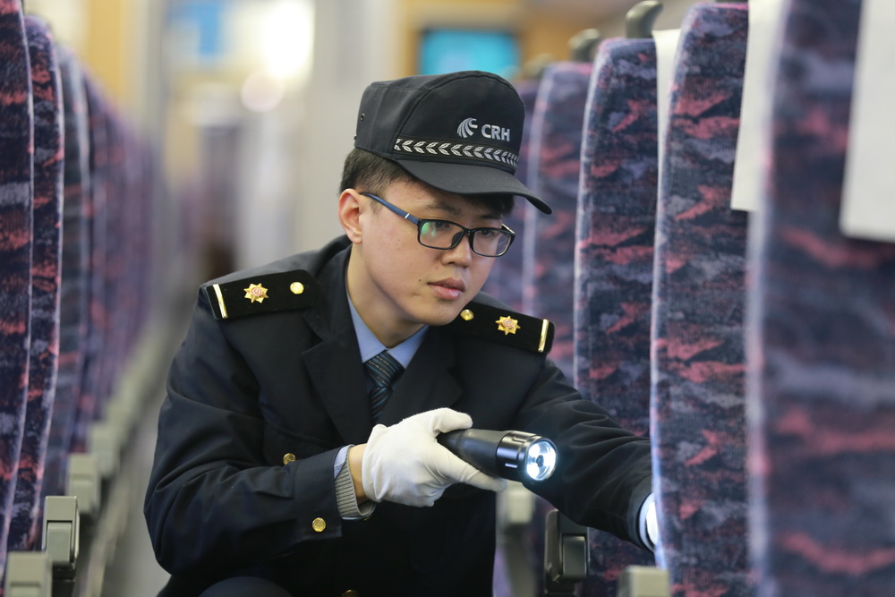 2017��01��13�գ����죬�����챱վ���㳡�ȱ����������ڣ����쳵�����泵��еʦ��С���ڶ��ȱ����������ڵ����ν��м�顣