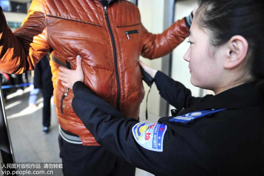 2017年1月16日，內蒙古呼和浩特火車站，安檢員李夢潔對進站旅客進行安檢。