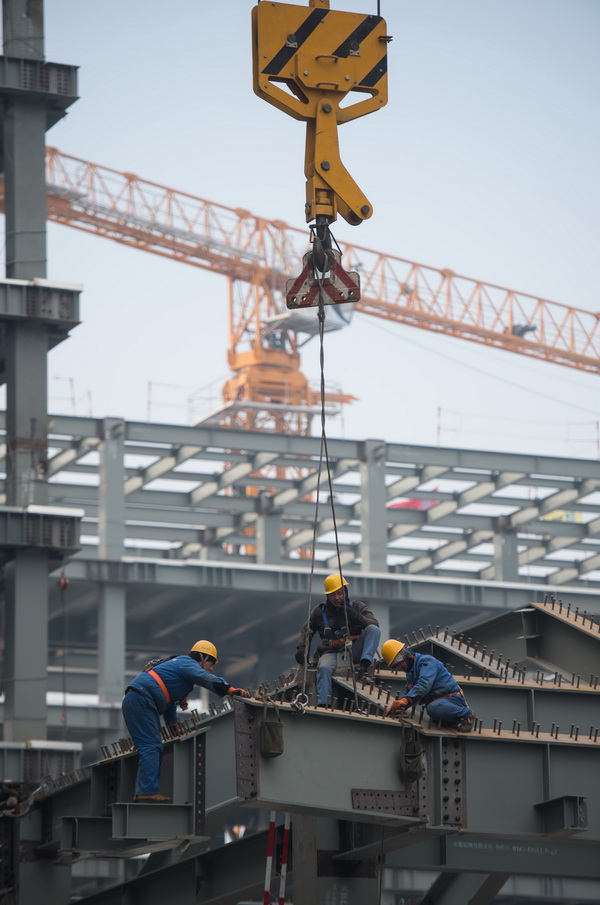 工人們在北京城市副中心B1、B2項目建設現場吊裝鋼結構（1月26日攝）。 新華社記者羅曉光攝