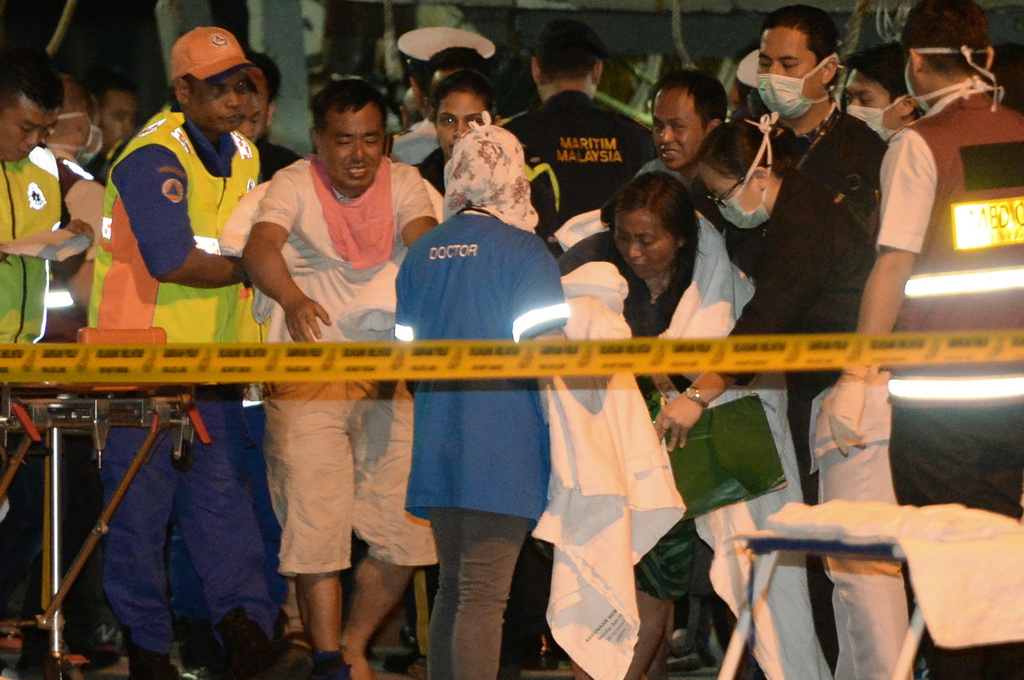 1月30日，獲救人員抵達馬來西亞哥打基納巴盧港口。新華社發