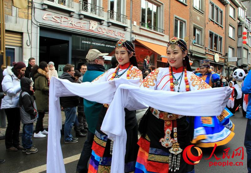 巡游隊伍中表演中國民族舞蹈的方陣。記者任彥攝