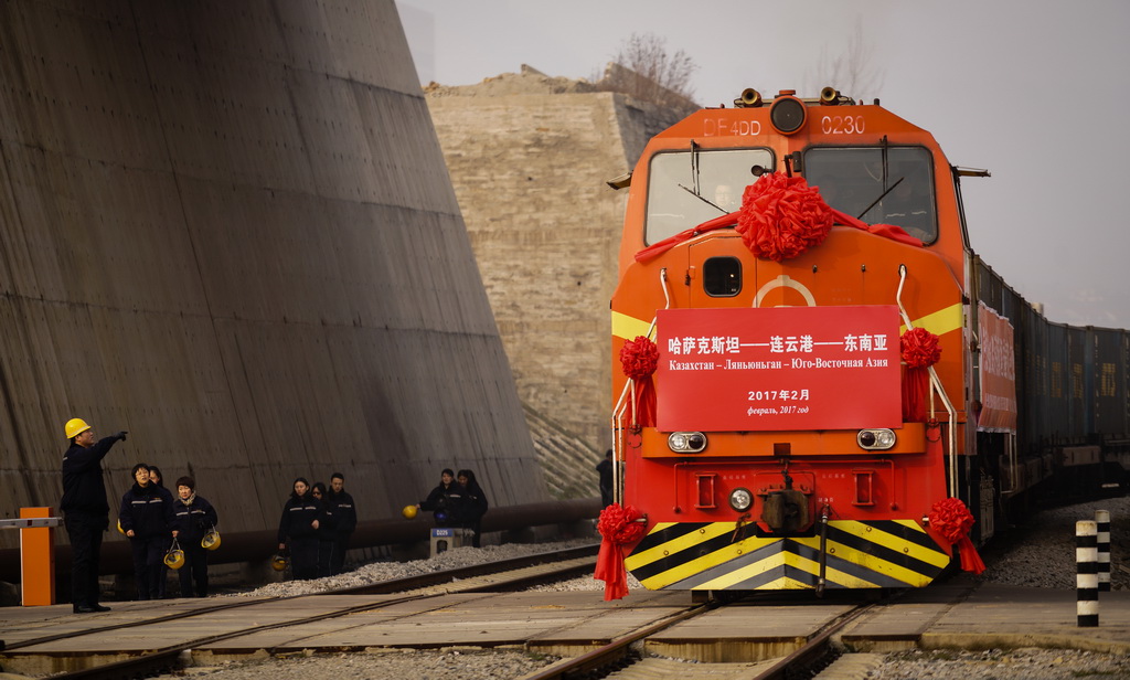 2月5日，一列來自哈薩克斯坦裝載有720噸小麥的火車駛入中哈連雲港物流中轉基地。新華社記者 李響 攝
