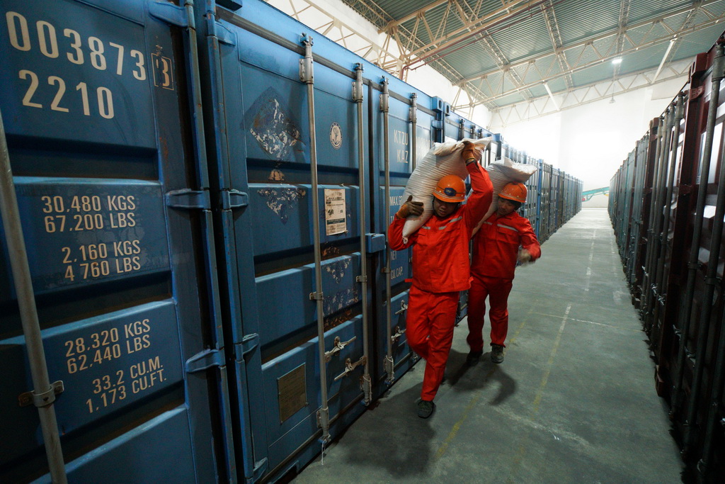  2月5日，在中哈連雲港物流中轉基地，碼頭工人對過境的哈薩克斯坦小麥進行換裝作業。 新華社記者 李響 攝