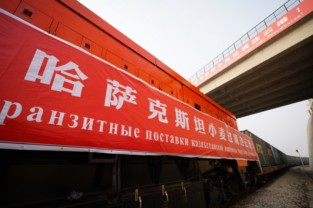 2月5日，一列來自哈薩克斯坦裝載有720噸小麥的火車駛入中哈連雲港物流中轉基地。新華社記者 李響 攝