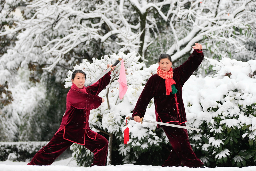 2��8�գ������ڽ���ʡ�����������ص�һɽ����ɭ�ֹ�԰ðѩ�������»��緢���ܺ��� �㣩