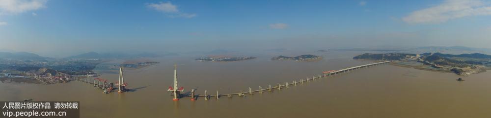 2月15日，在浙江省温州市南塘镇上空俯瞰乐清湾大桥2号桥，犹如一条巨龙横卧在海面之上。