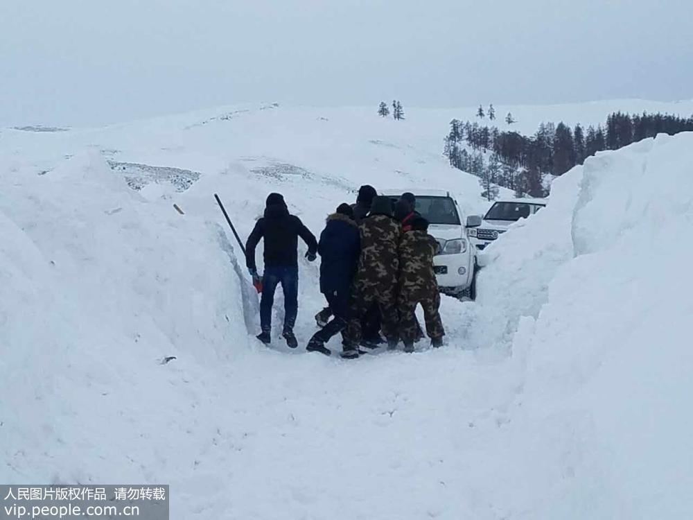 5辆车14名群众被困1米雪中 阿勒泰边防官兵紧急救援