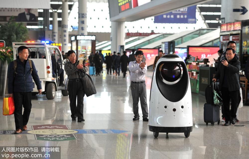 全国首款警察机器人现身郑州东高铁站 能协助抓捕逃犯