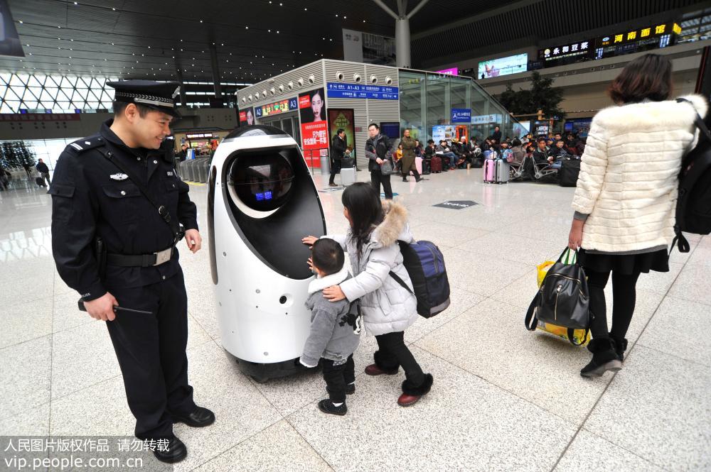 全国首款警察机器人现身郑州东高铁站 能协助