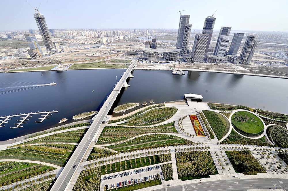 于家堡金融區的樓盤矗立在天津海河岸邊（2014年11月7日攝）。