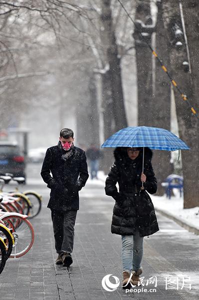 2��21�����磬��������Ʈ���ë��ѩ��˲������Ͼͻ���һ�㱡ѩ�������������� ������ �㣩