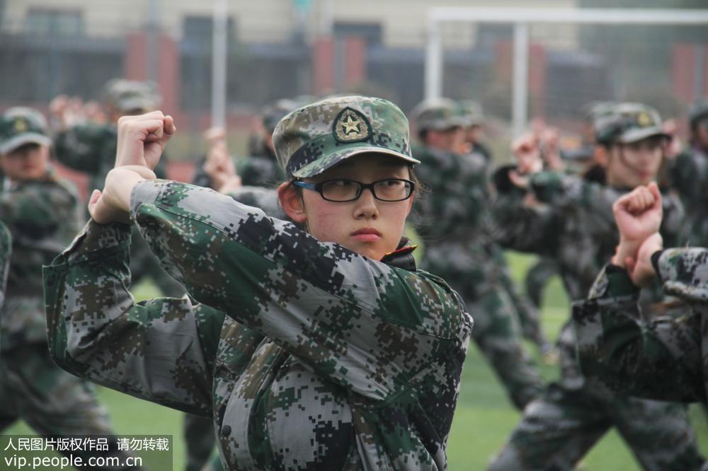 杭州:高校冬季军训 学生"舞拳弄棍"