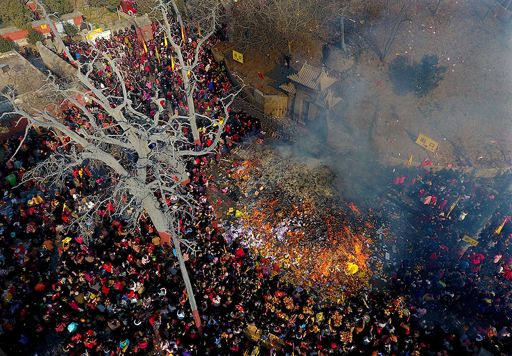 2月27日,大批香客在太昊陵古庙会烧香祈福.