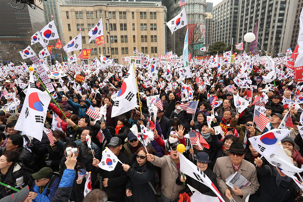 韩国“倒朴”“挺朴”民众举行对立集会