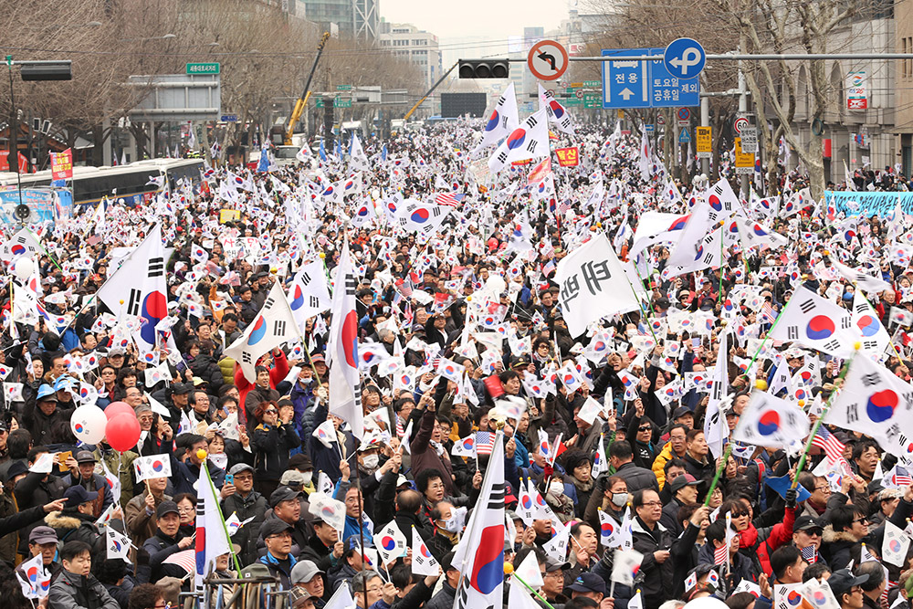 韩国“倒朴”“挺朴”民众举行对立集会