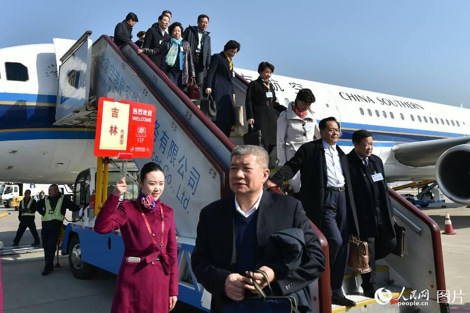 十二届全国人大五次会议吉林代表团乘飞机抵京