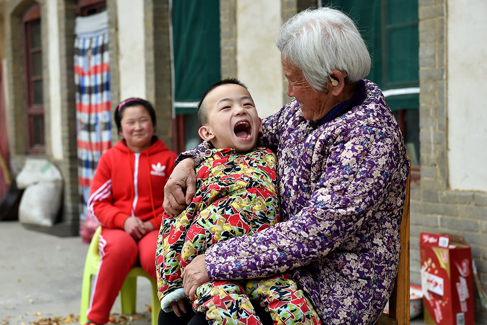 “爱心奶奶”和她收养的孩子们