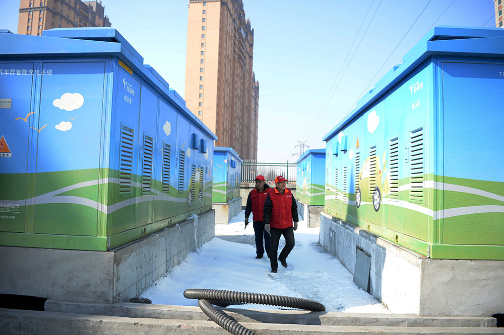 3月2日，國家電網哈爾濱供電公司的服務人員在對電動公交車專用的變電站進行巡查維護。
