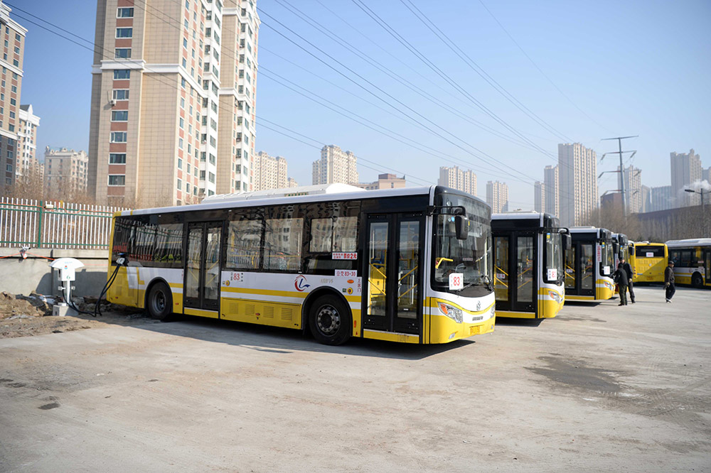 幾輛哈爾濱市首批純電動公交車正在充電（3月2日攝）。