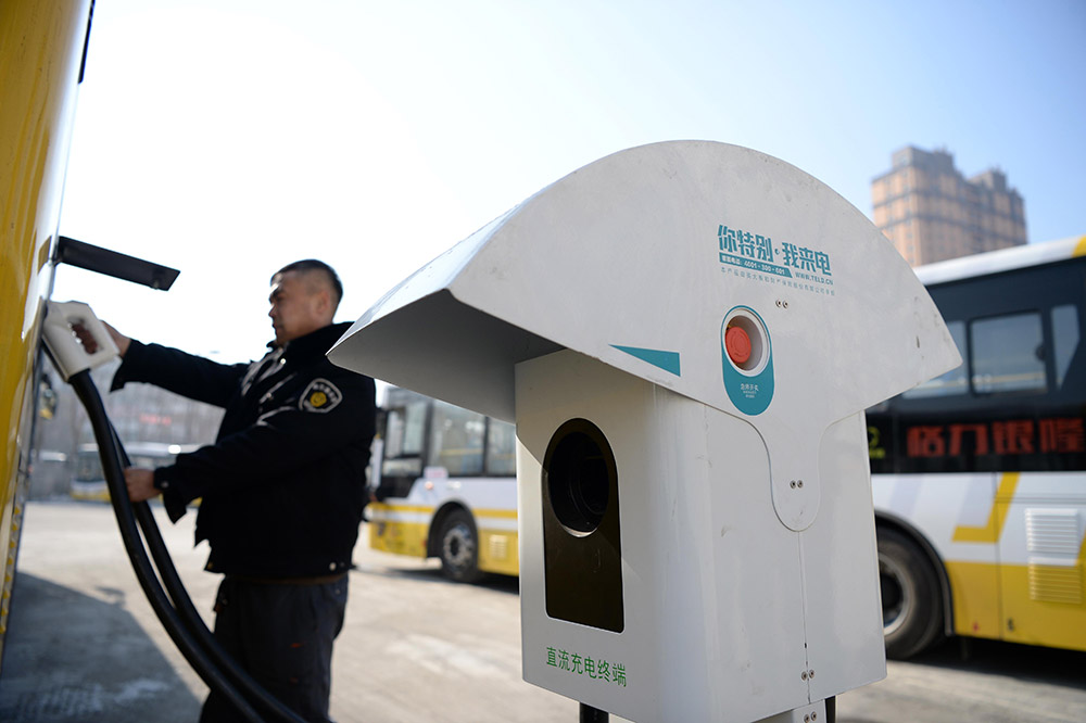 月2日，一名公交車駕駛員在使用充電樁對公交車進行充電。