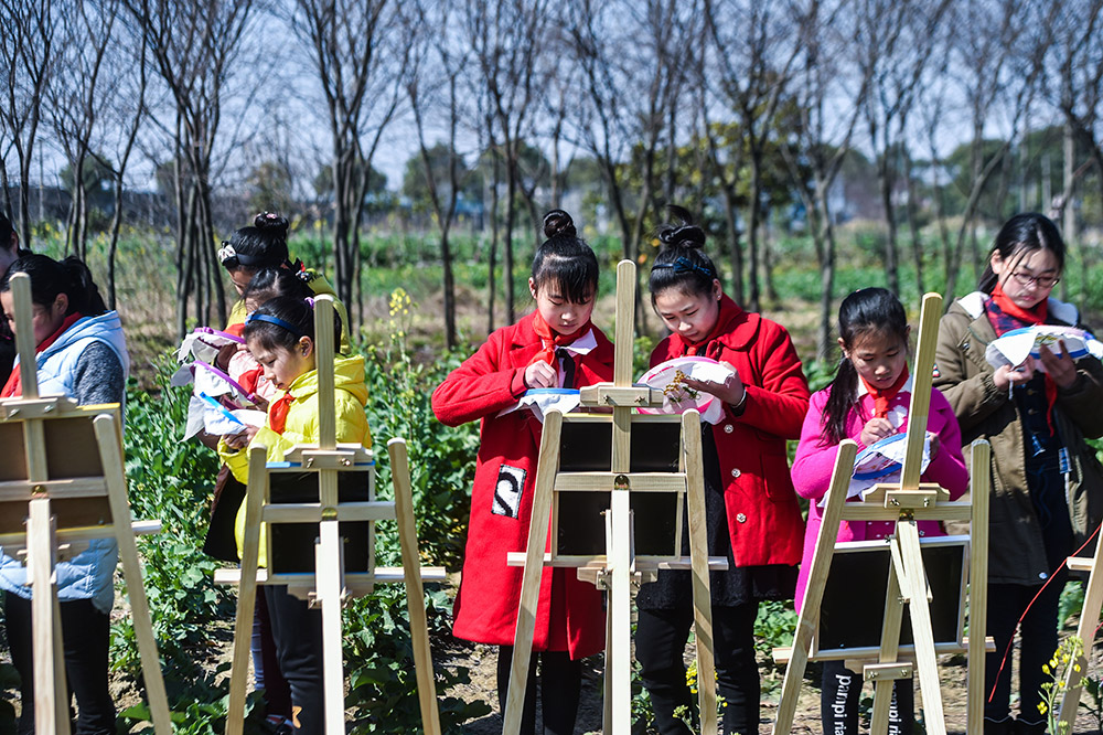3月2日，織裡鎮漾西小學刺繡社團的孩子們在田野裡“繡春”，感受春意。