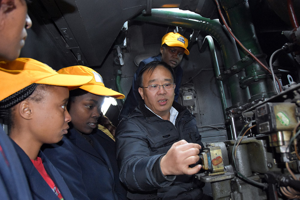 3月3日,宝鸡铁路技师学院老师李英明在内燃机