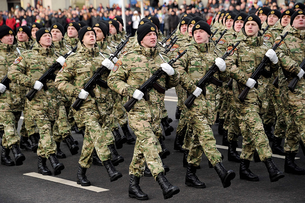 白俄羅斯內務部特種警察部隊在白俄羅斯明斯克參加白俄羅斯警察部隊成立100周年慶祝活動。
