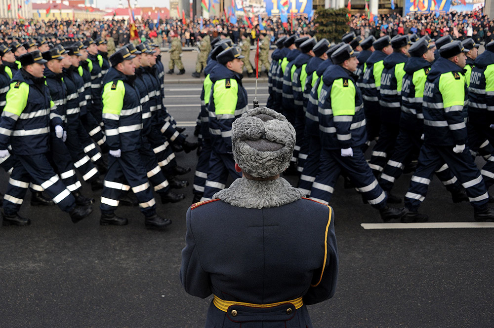 交警在白俄羅斯明斯克參加白俄羅斯警察部隊成立100周年慶祝活動。