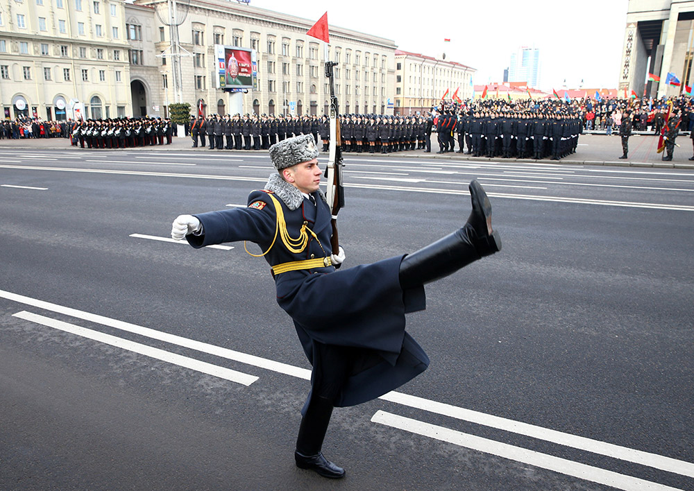 警察在白俄羅斯明斯克參加白俄羅斯警察部隊成立100周年慶祝活動。