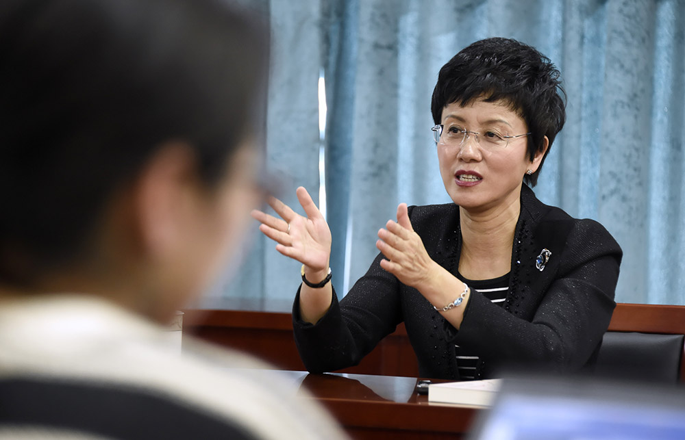 北京大學經濟學院院長孫祁祥在給學生授課（3月3日攝）。
