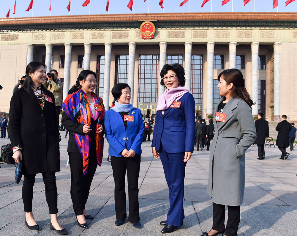 陳愛蓮與姐妹們一起在大會堂前留影紀念。