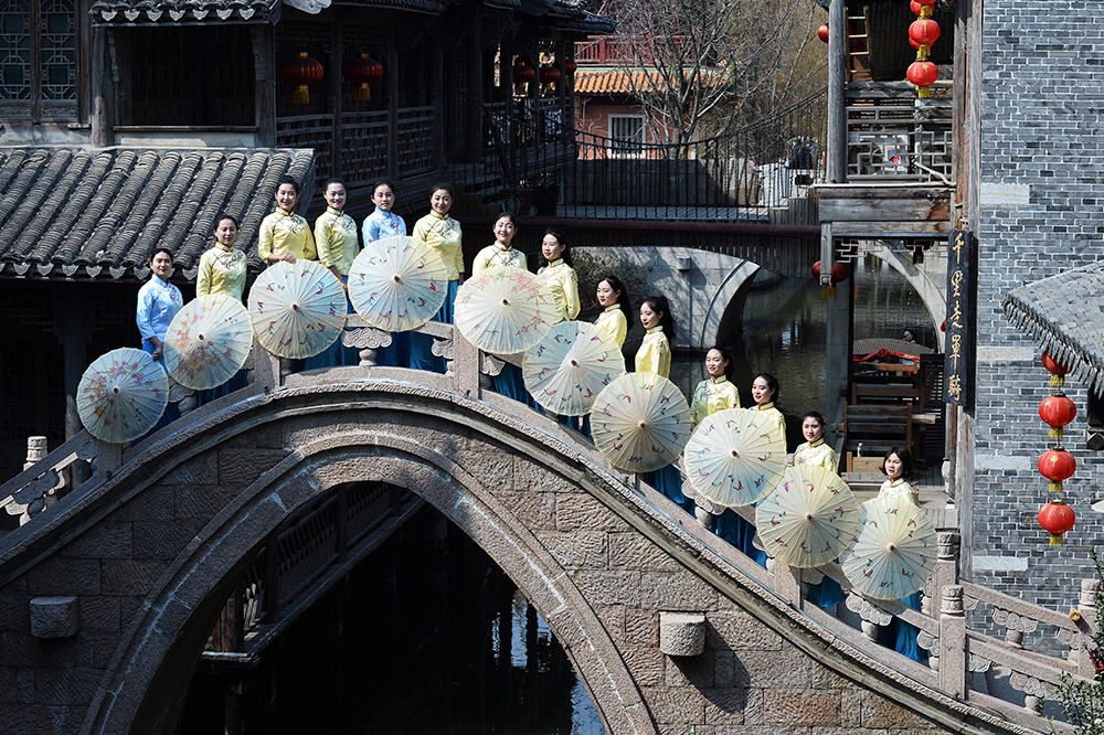 3月7日,在山东省枣庄市台儿庄古城,景区女职工们参加水乡服饰秀.